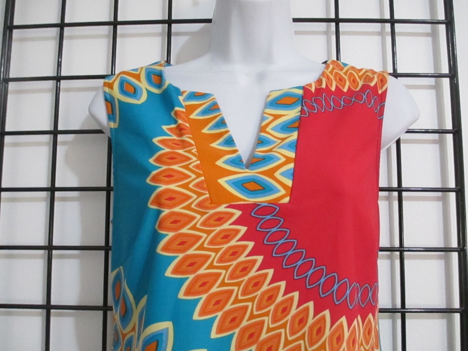 ARYEH 🌸 SIZE SMALL==BOLD PRINT / STRETCH KNIT SHIFT DRESS