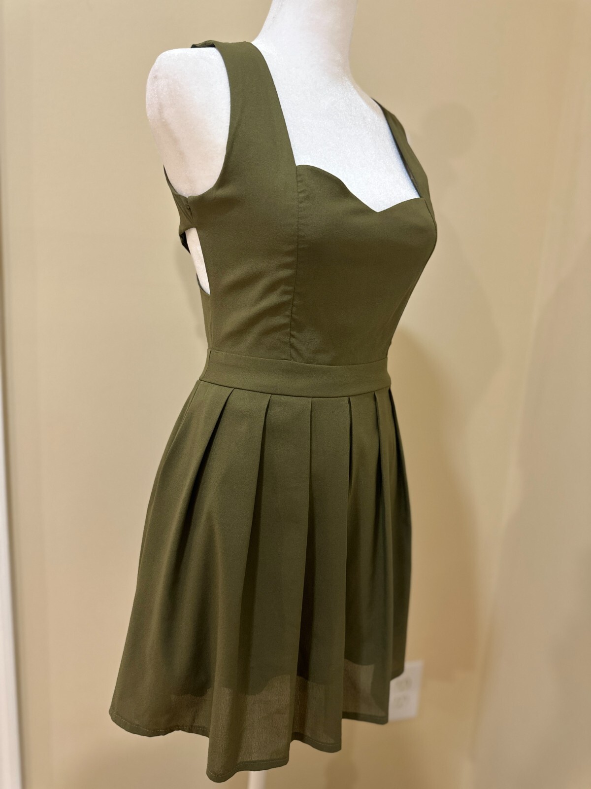TILLY ANNE Olive Green Mini Sleeveless Lined Pleated Dress Cut Out Back Sz S