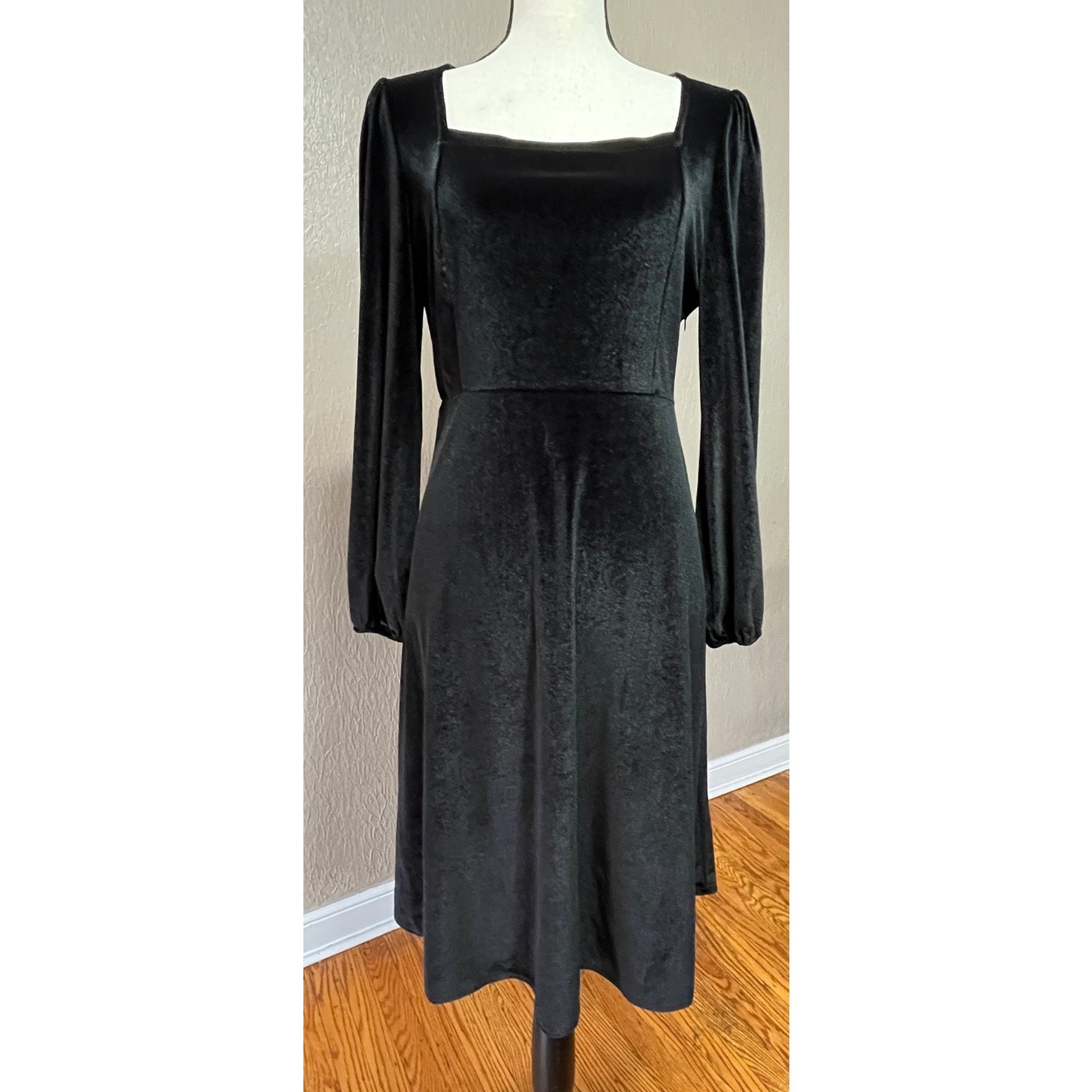 Dazy Women’s Long Sleeves Minimalist A-Line Witchy Black Velvet Dress Large
