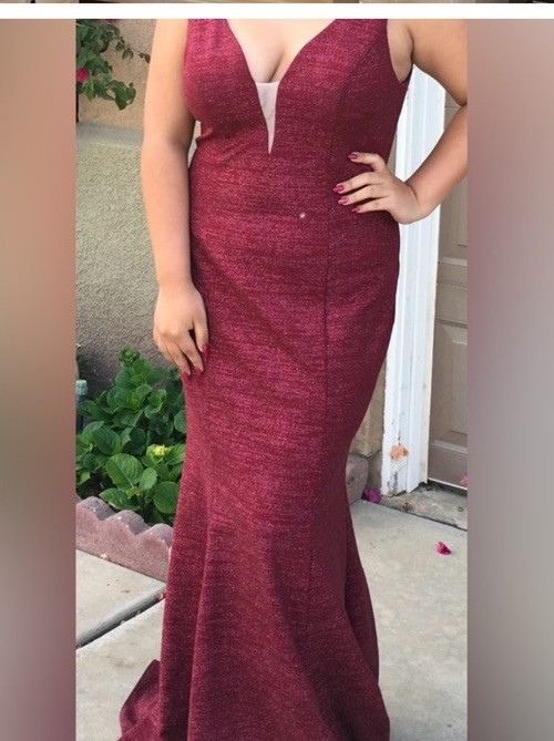XSCAPE Elegant Burgundy Evening Gown Perfect for Any Formal Occasion Size 14