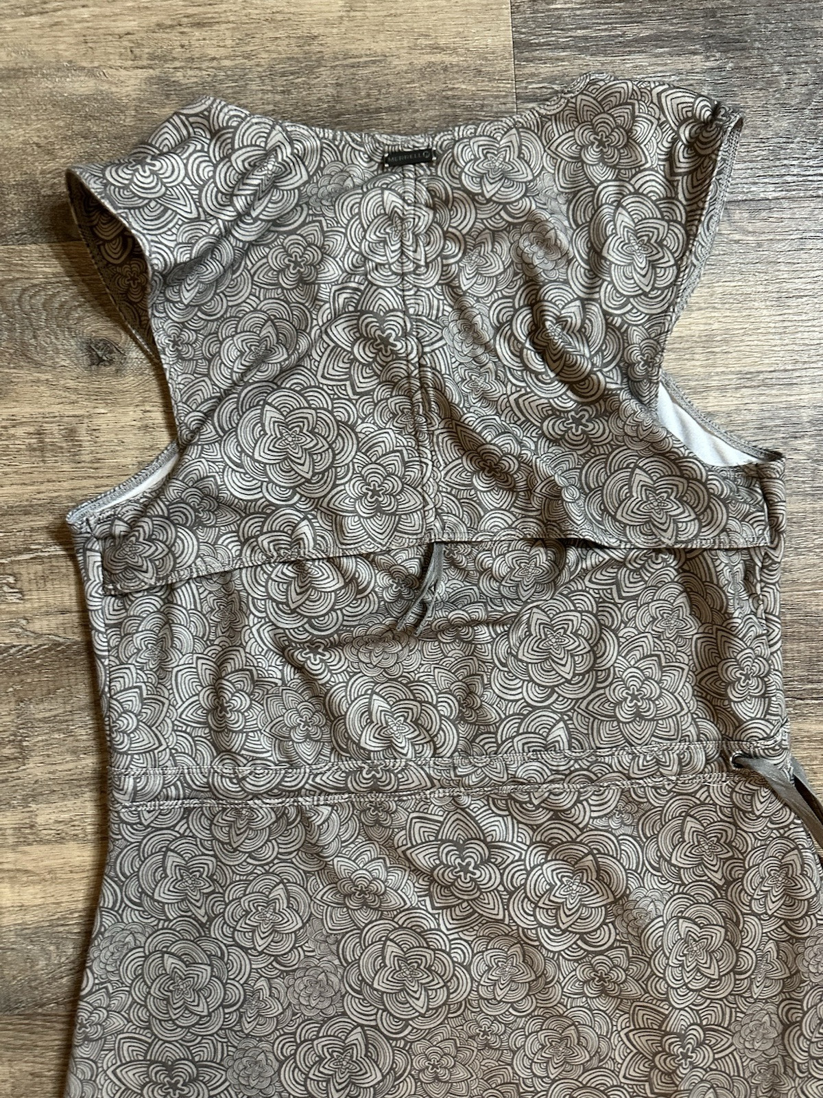 Merrell Dress Size M Gray Geometric Opti-wick UPF 50+ Vented Back Sheath