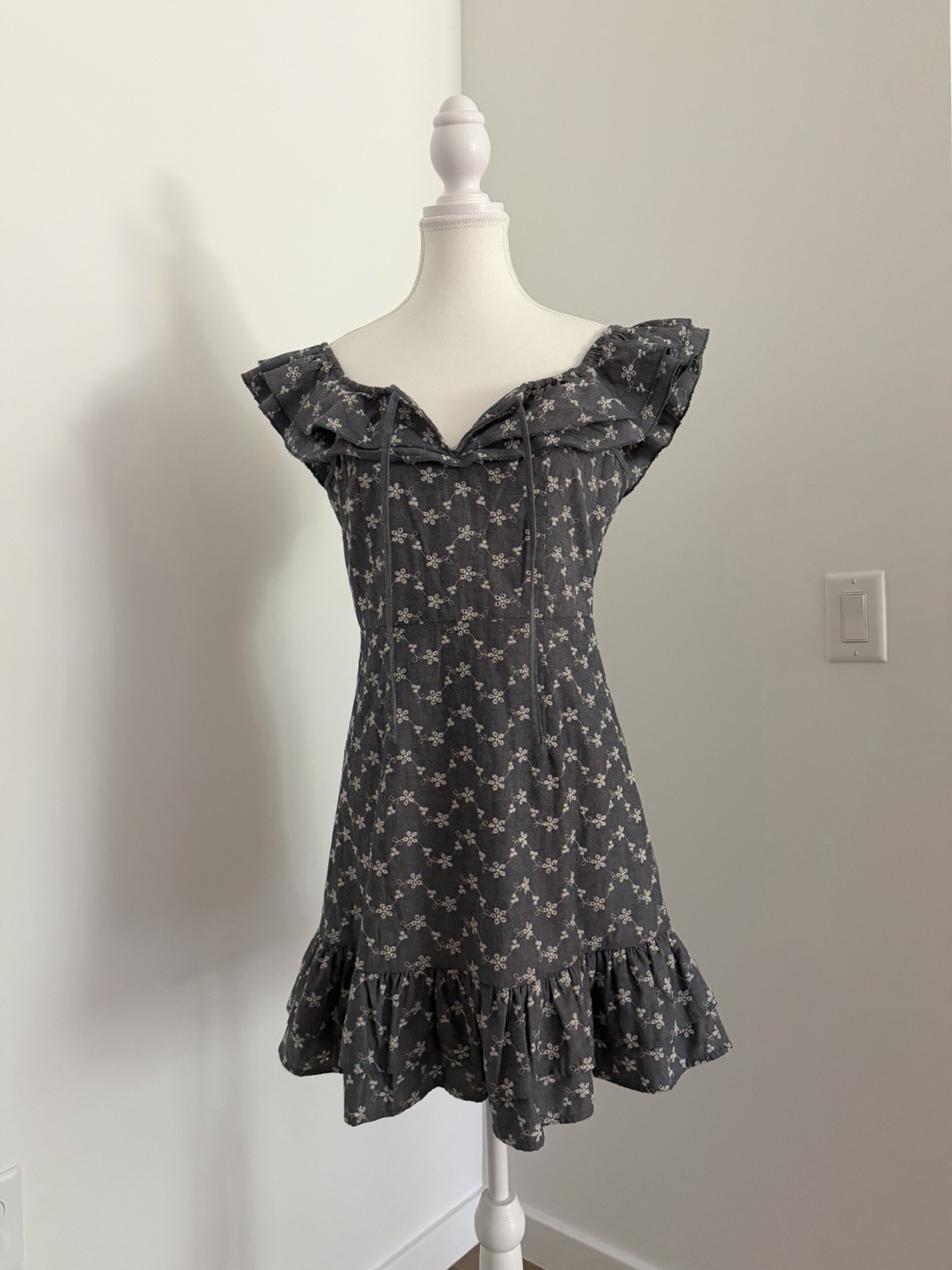 C&V Gray White Floral Mini Dress Off Shoulder Sleeveless Ruffle Zip Size S