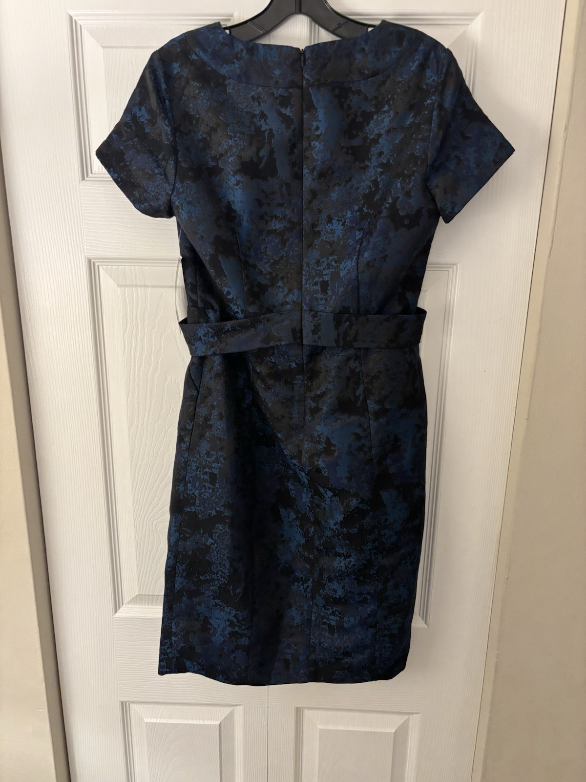 SHANI Blue/Black Floral Jacquard Sheath Knee Dress SS Cap Sleeve V-Neck 8