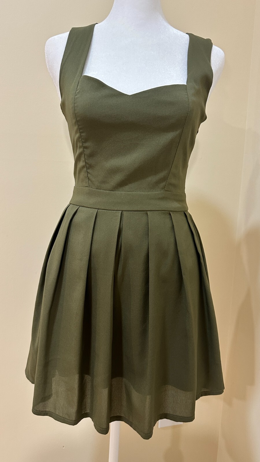 TILLY ANNE Olive Green Mini Sleeveless Lined Pleated Dress Cut Out Back Sz S