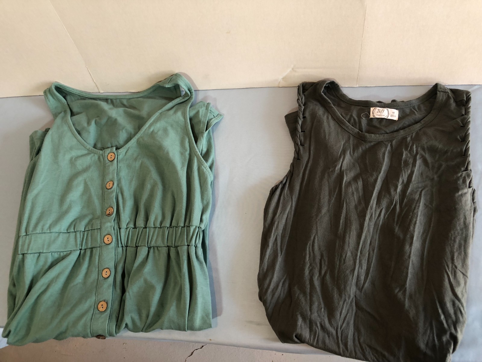 LOT of 2 MEDIUM Dress Maurices 24/7 Green/Gray Blend & Green 16-17.5″ pit to pit