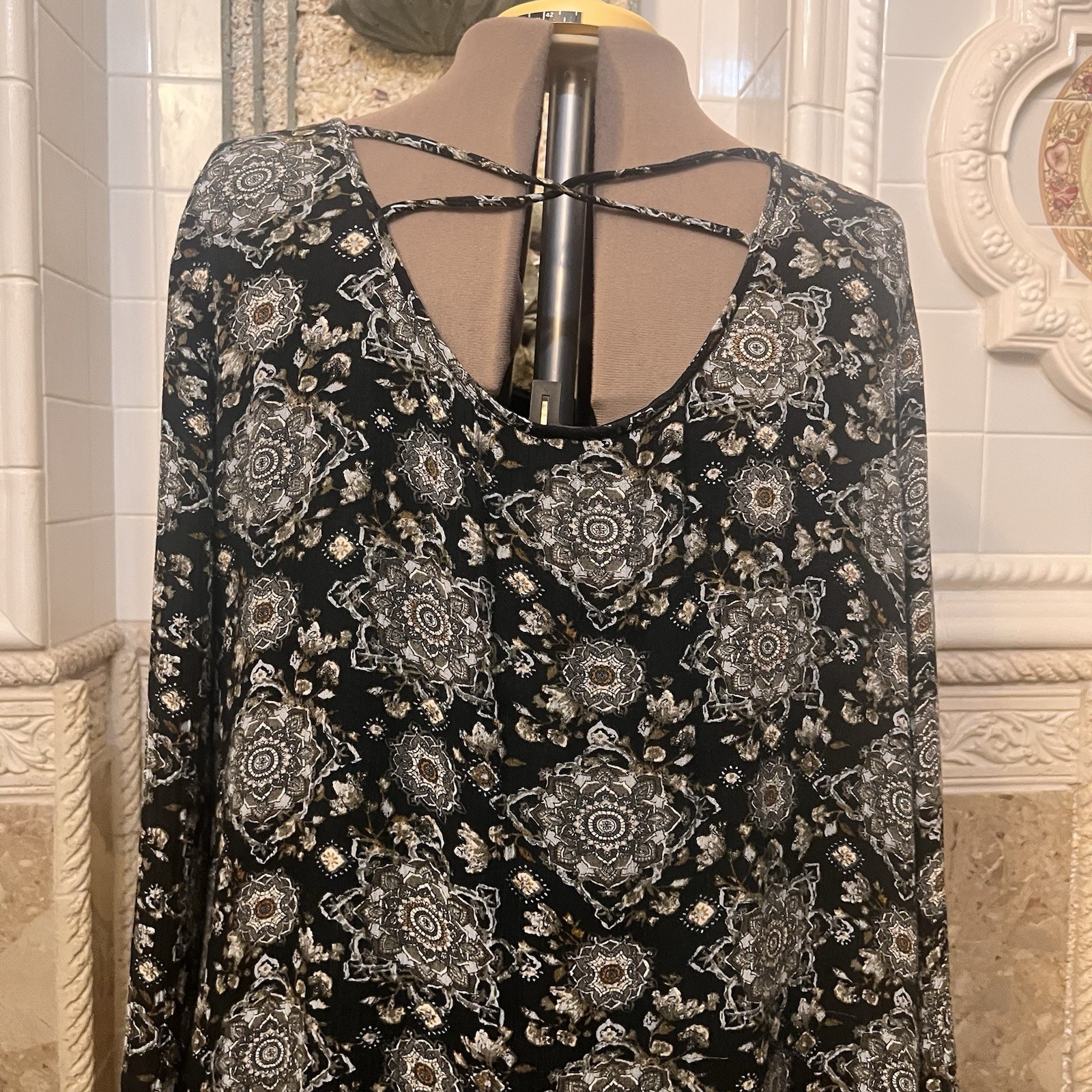 R n B. Size 2X Rayon Stretch Pullover Dress. Scoop Neck. X back. Lined. B125