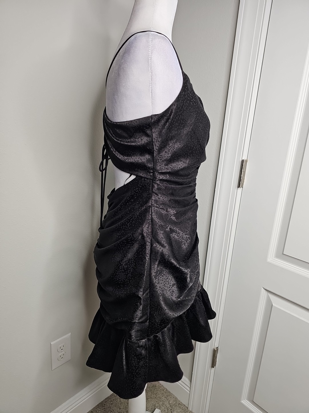 ASTR Black CINCHED Ruched Front OPEN BACK FLOUNCE HEM Mini Dress Size Medium M