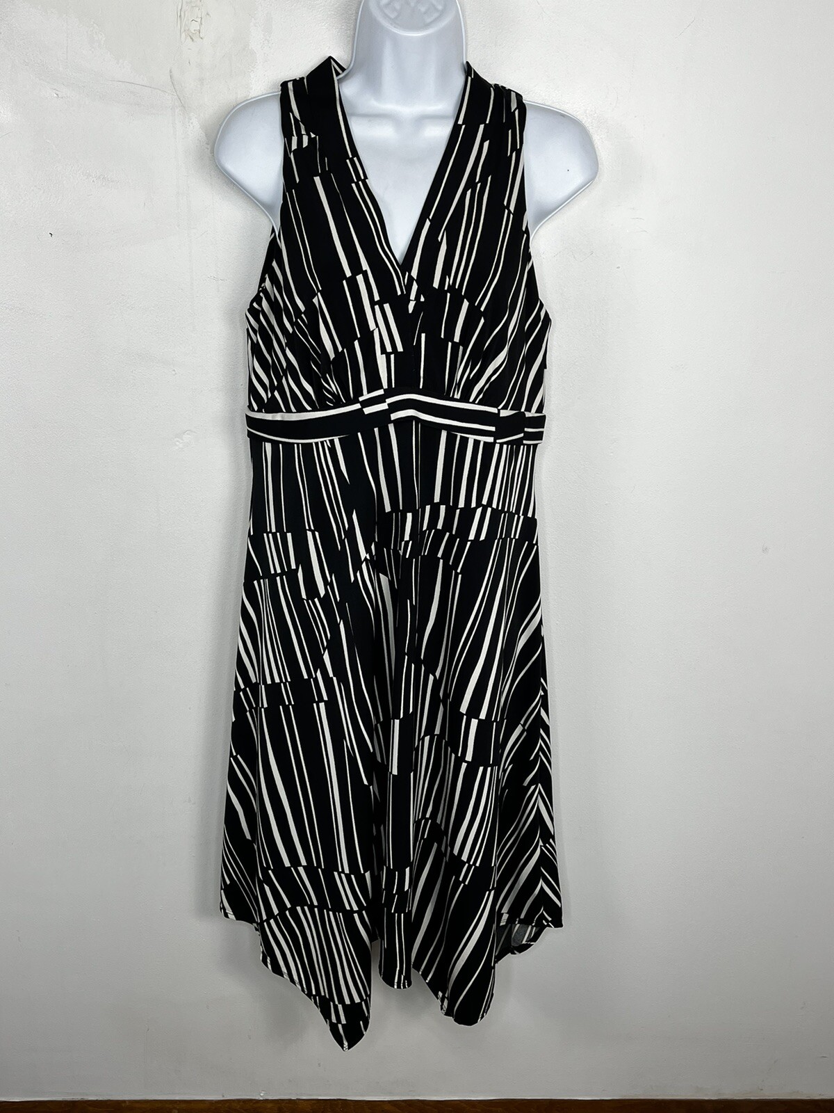 Donna Ricco Dress Sz 10 Black White Graphic Print Modern City Chic Contemporary