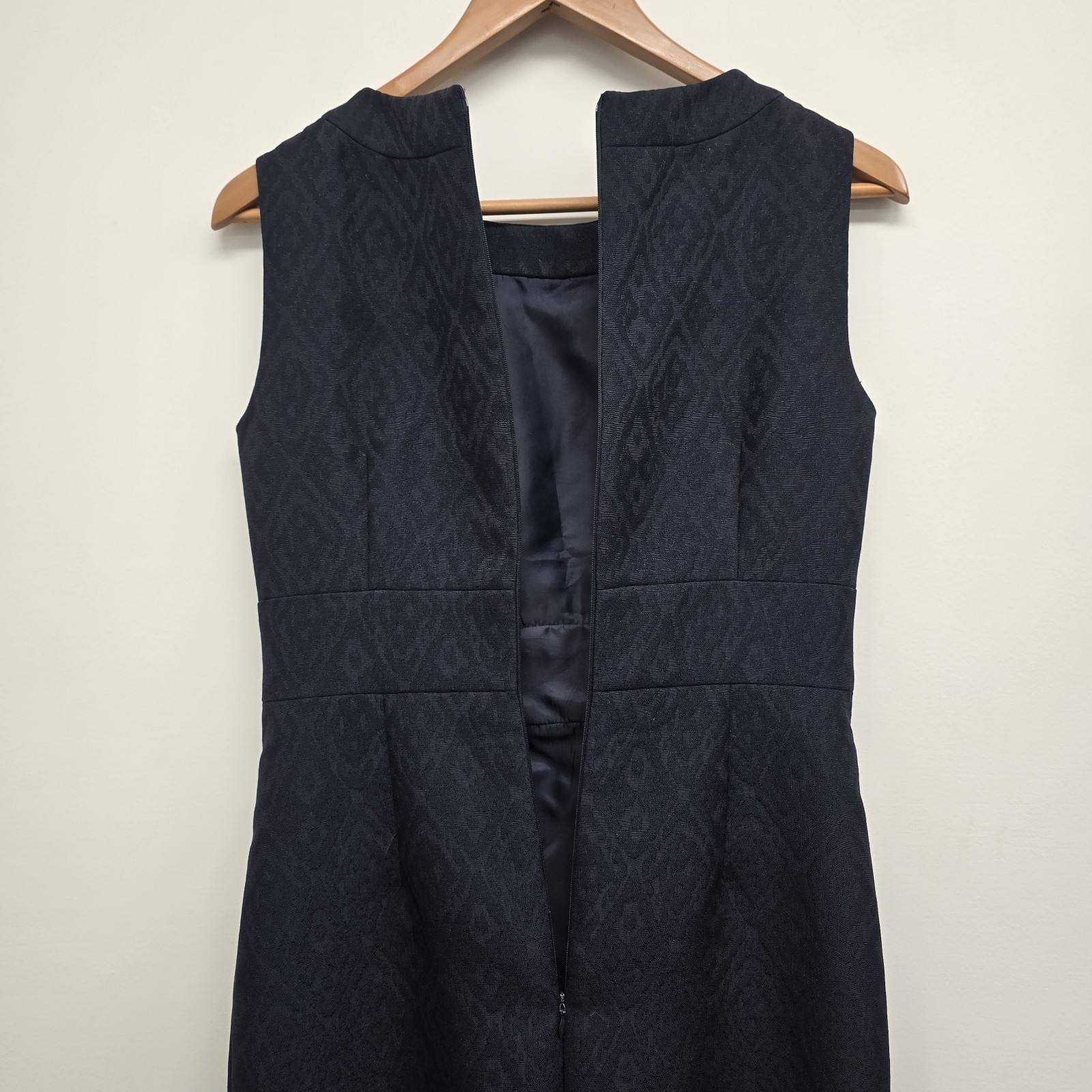 Tahari Arthur S. Levine Raised Pattern Sheath Dress Sz 6 Cut-Out Lined Navy