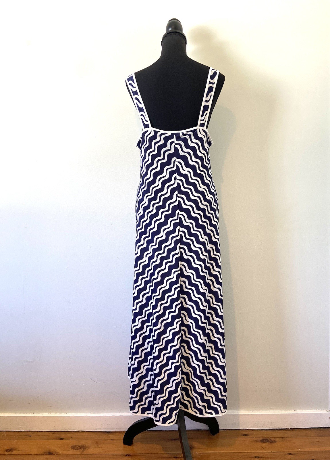 Leona By Leona Edmiston Size M Midi Dress Sleeveless Blue / White Wave Pattern