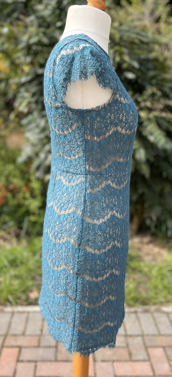 LACEY DRESS WITH CAP SLEEVES & NUDE LINING & V BACK – SIZE L (12) Teal/Turqoise