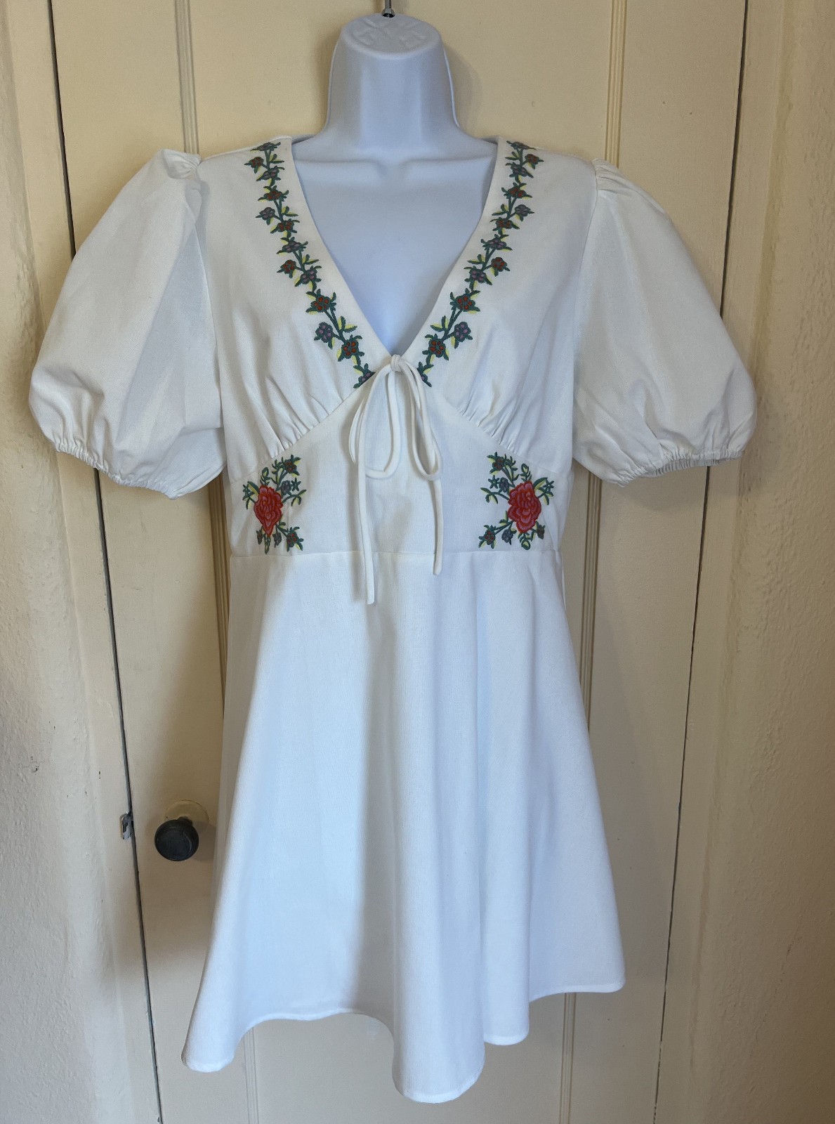 Blue Blush White Fit & Flair Embroderied V-neck Dress Puff sleeve Sz L