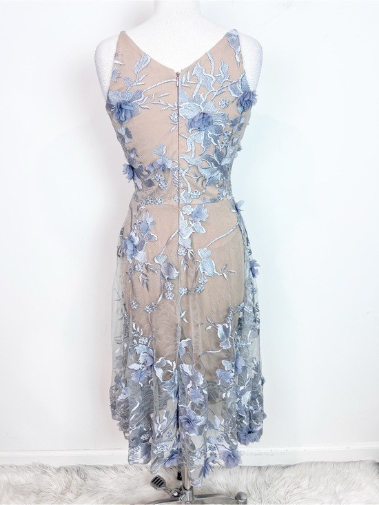 DRESS THE POPULATION AUDREY GRAY LACE EMBROIDERED V-NECK SLEEVELESS DRESS MEDIUM