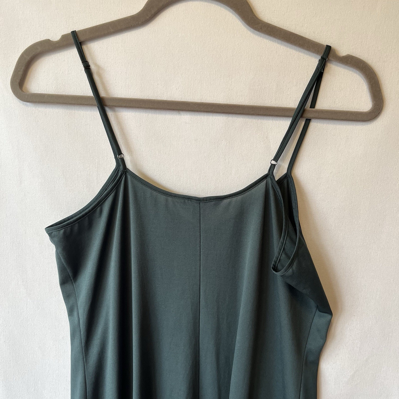 Banana Republic Midi slip dress Small Green V-neck Spaghetti straps Lightweight