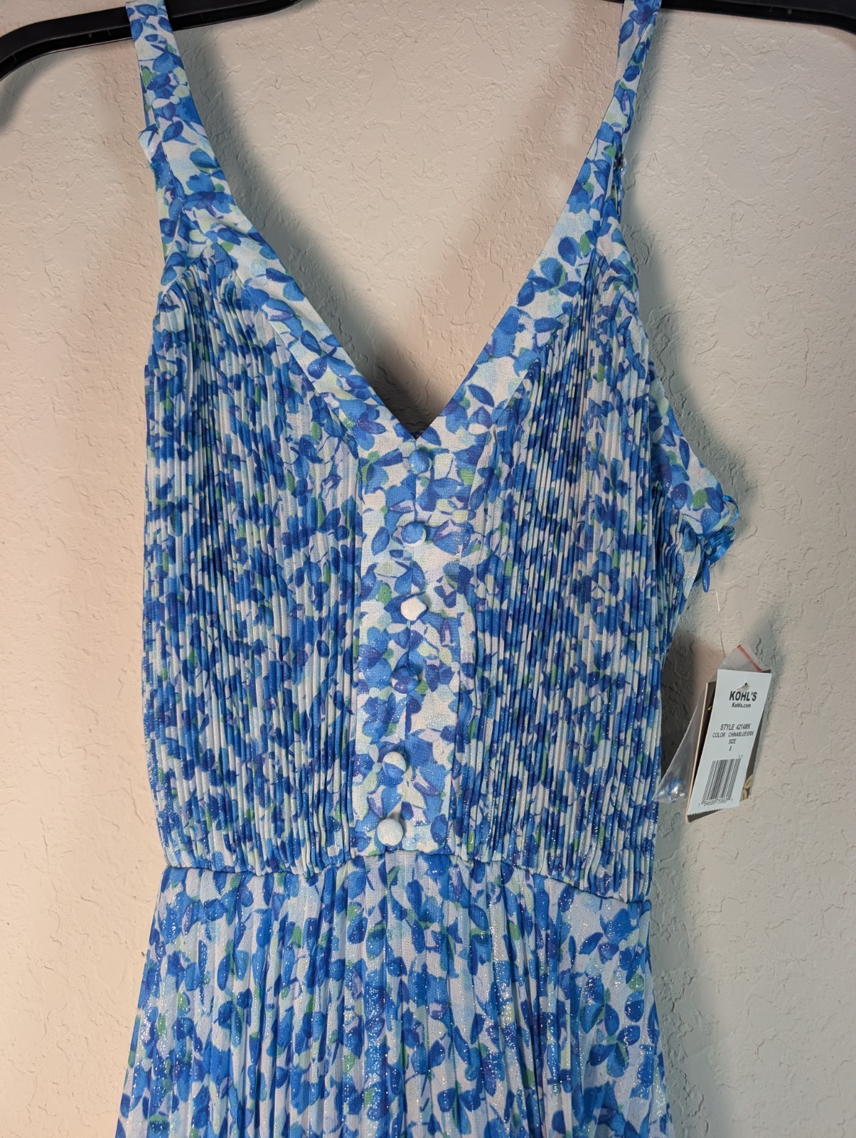 Women’s Taylor Sleeveless Pleated V-Neck Fit & Flare Midi DressSIZE 8
