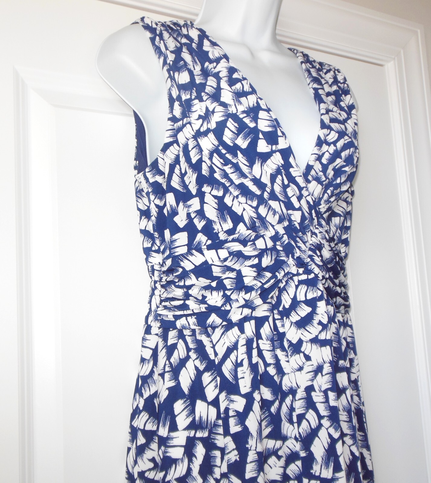 Vince Camuto Maxi Dress size Medium Cross Over Bust Blue White V-Neckline Lined