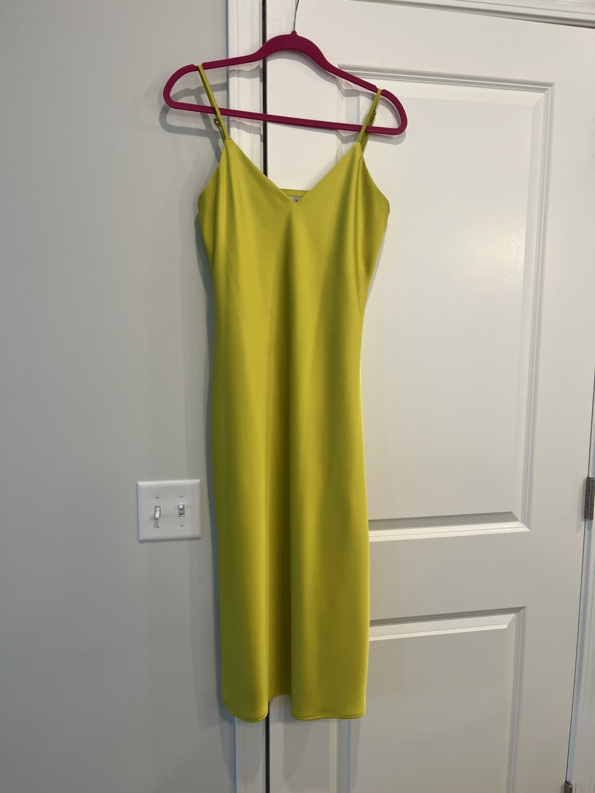 Gianni Bini Women’s Chartreuse Slip Dress Size 6 Spaghetti Straps V Neck