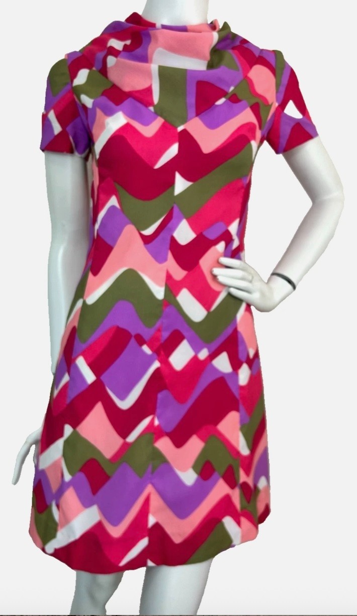 60s Graphic Mod Print Dress Size Small Pink Short Sleeve Clear Buttons Cowl-neck