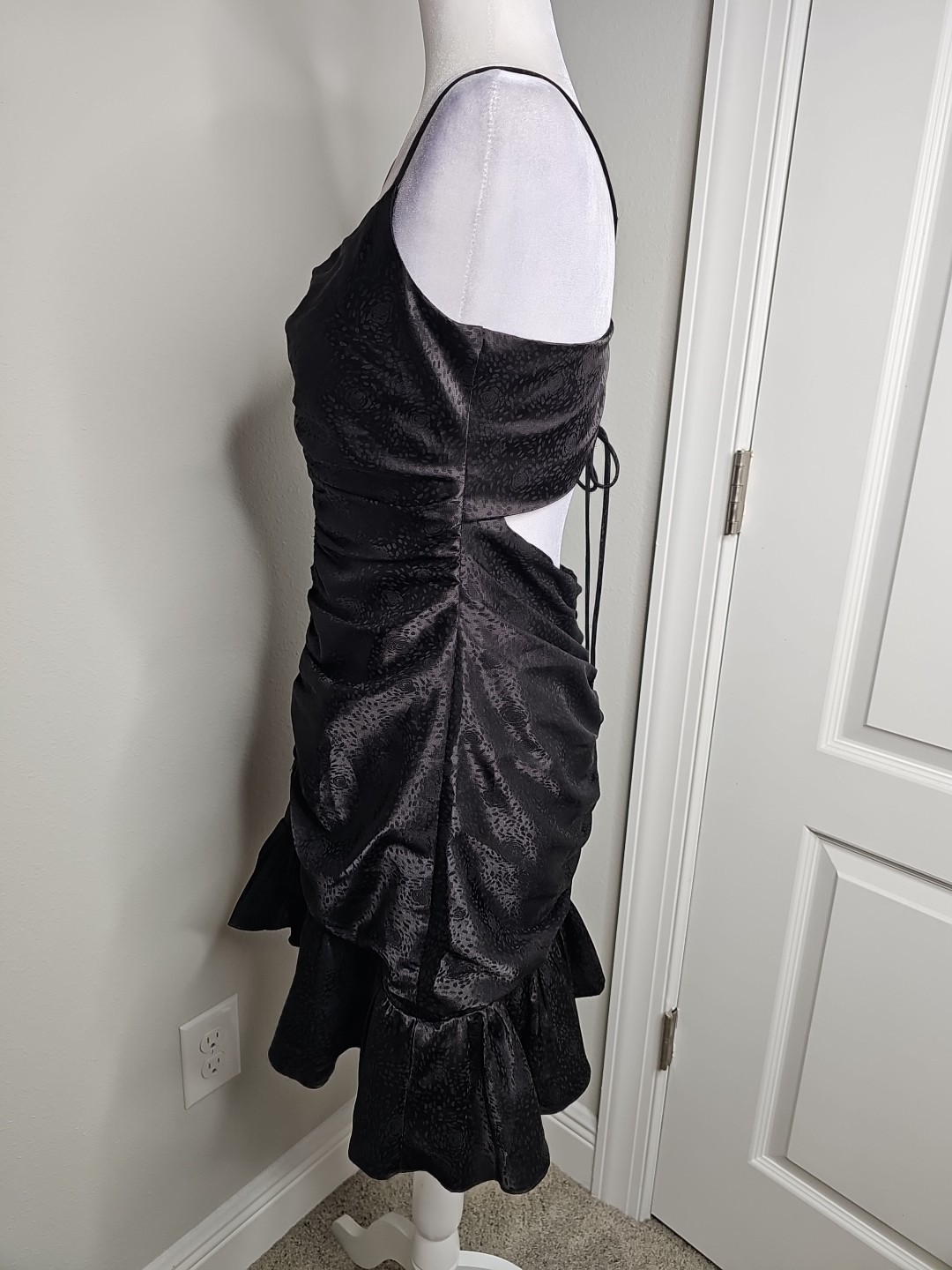 ASTR Black CINCHED Ruched Front OPEN BACK FLOUNCE HEM Mini Dress Size Medium M
