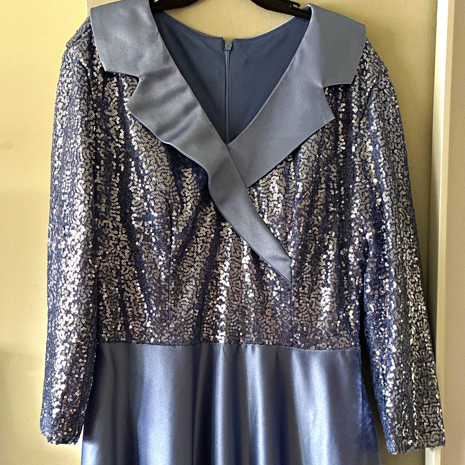 Women’s Long Gown Size 8-10 blue/Silver Sequin V-Neck 3/4 Sleeve Lined Zip