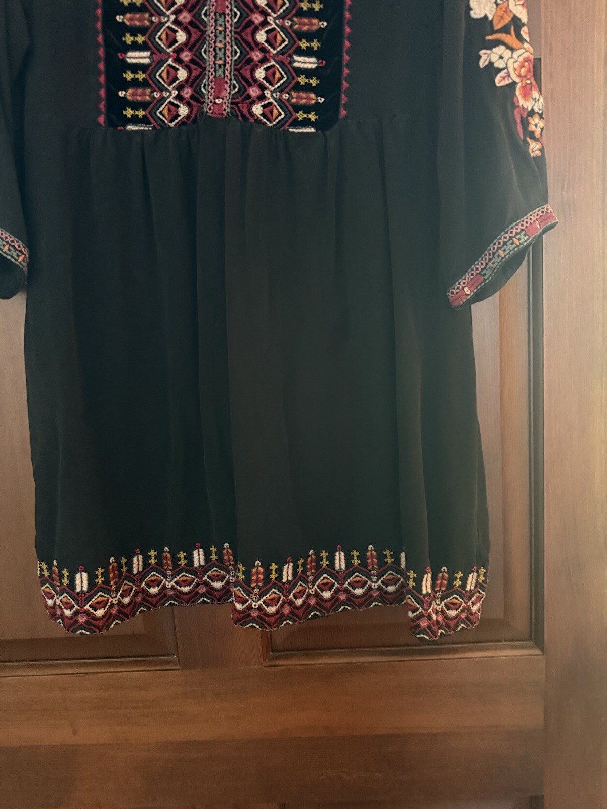 Johnny was Black Floral Embroidered V-Neck 3/4 Sleeve Knee Length Shift Dress M