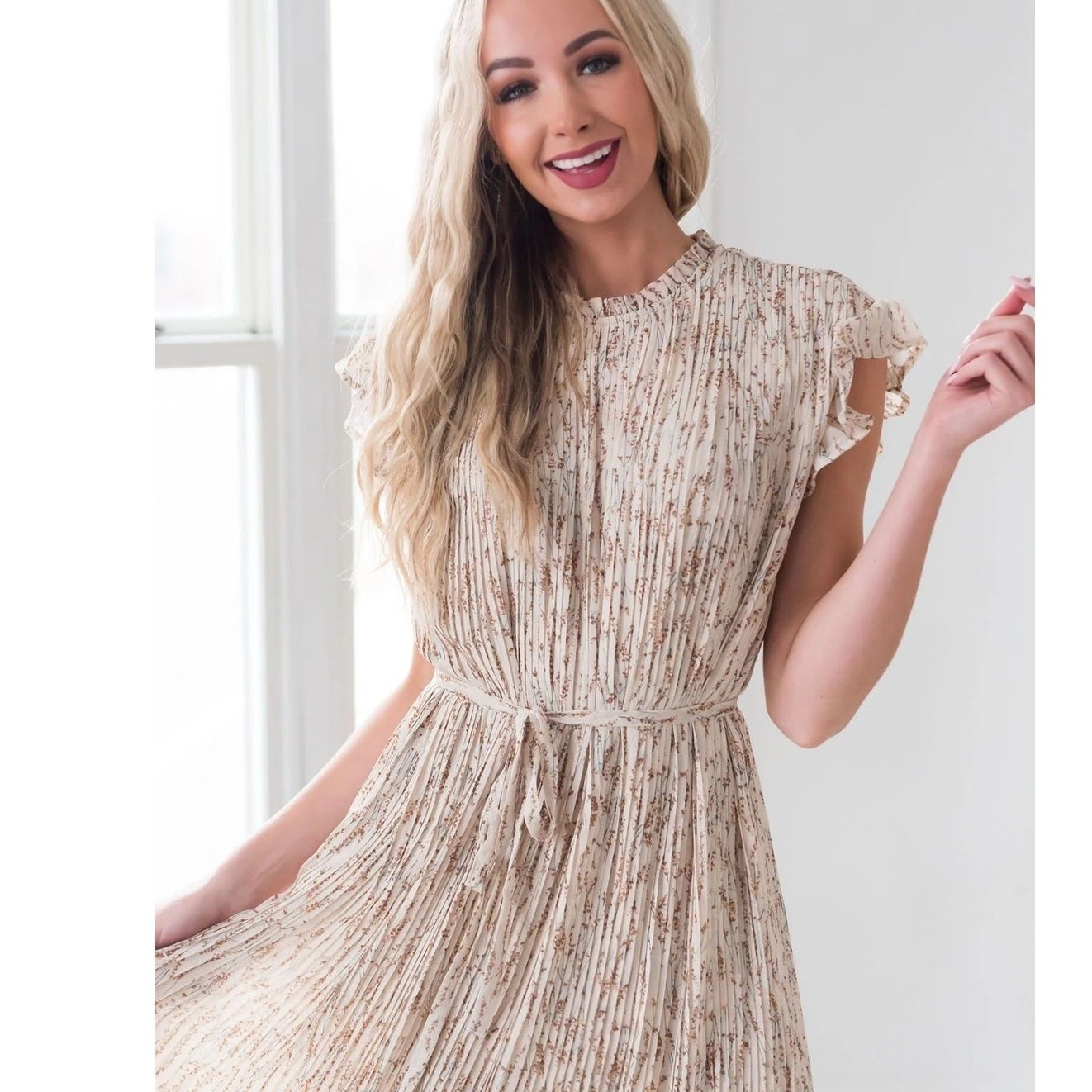 Saving Paige pleated ruffle sleeve knee length neutral floral dress Size medium