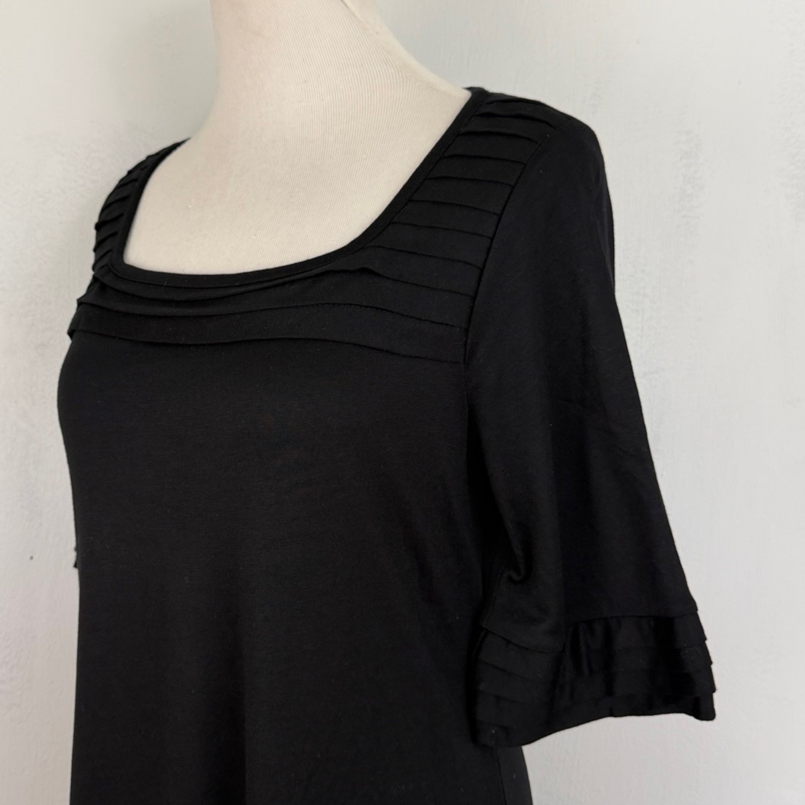 Banana Republic Dress Size Medium Black Fine Knit Rayon/Lyocell Pleated