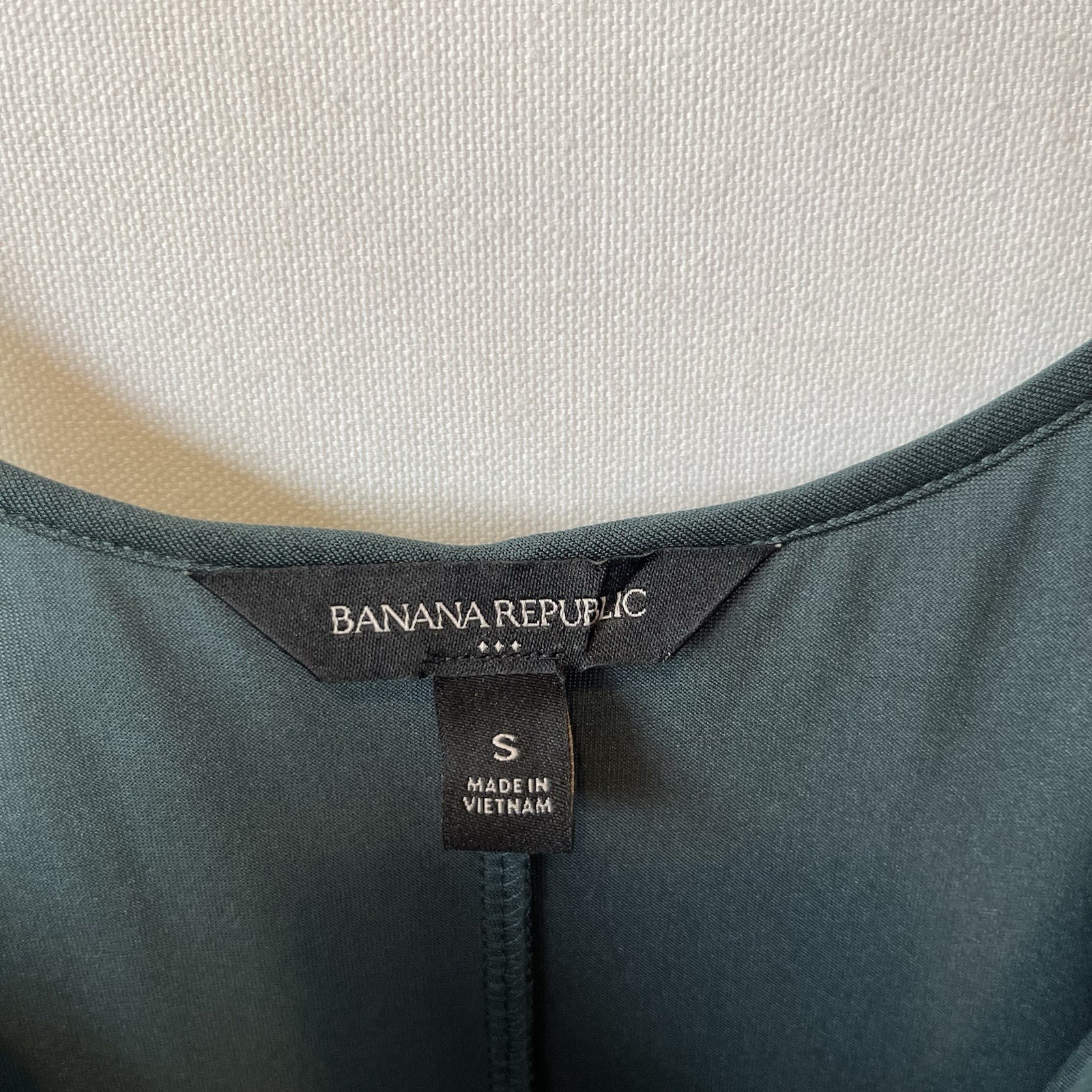 Banana Republic Midi slip dress Small Green V-neck Spaghetti straps Lightweight