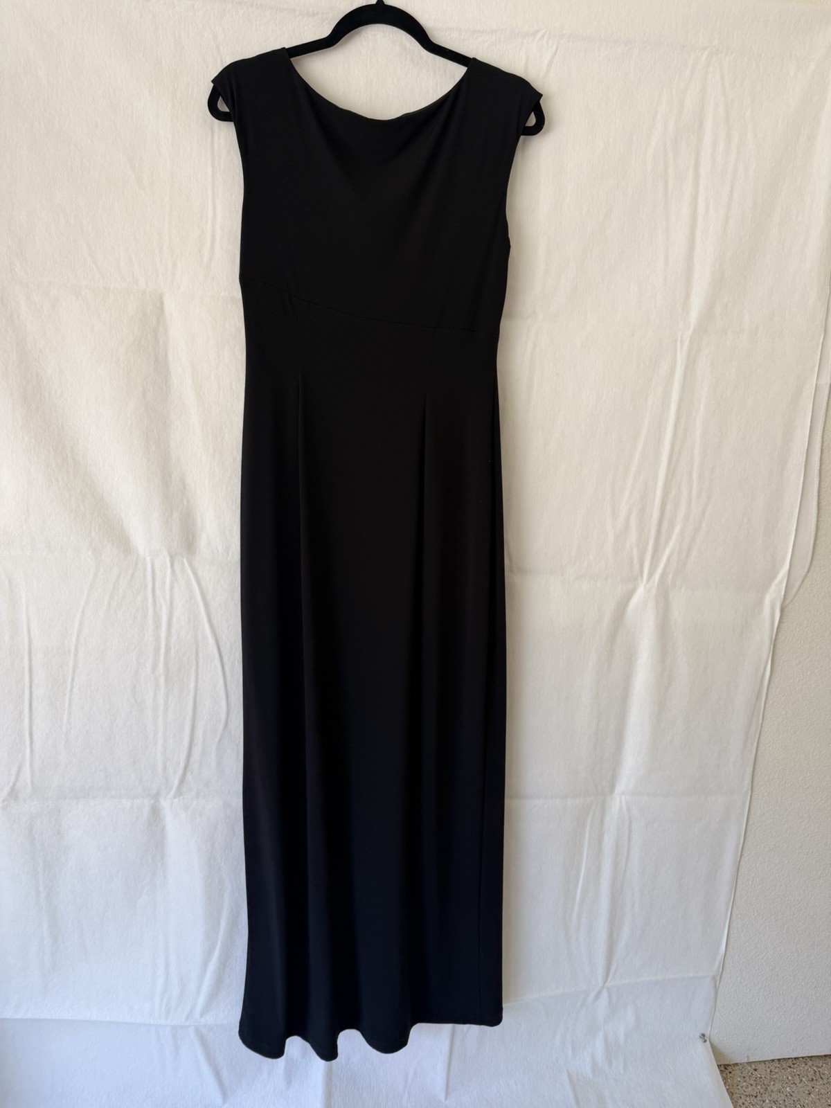 Timeless Elegance: The Classic Black Evening Column Workwear Dress 10