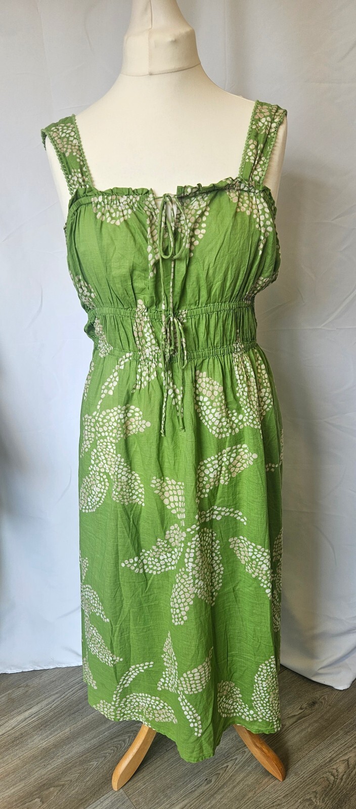 Green Sleeveless Summer Dress with White Leaf Pattern, Size XL