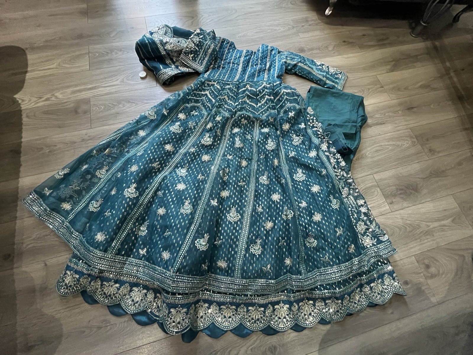 A Beautiful Terquise Heavy Embroidered Beaded Long Dress Suit Size Medium. VGC