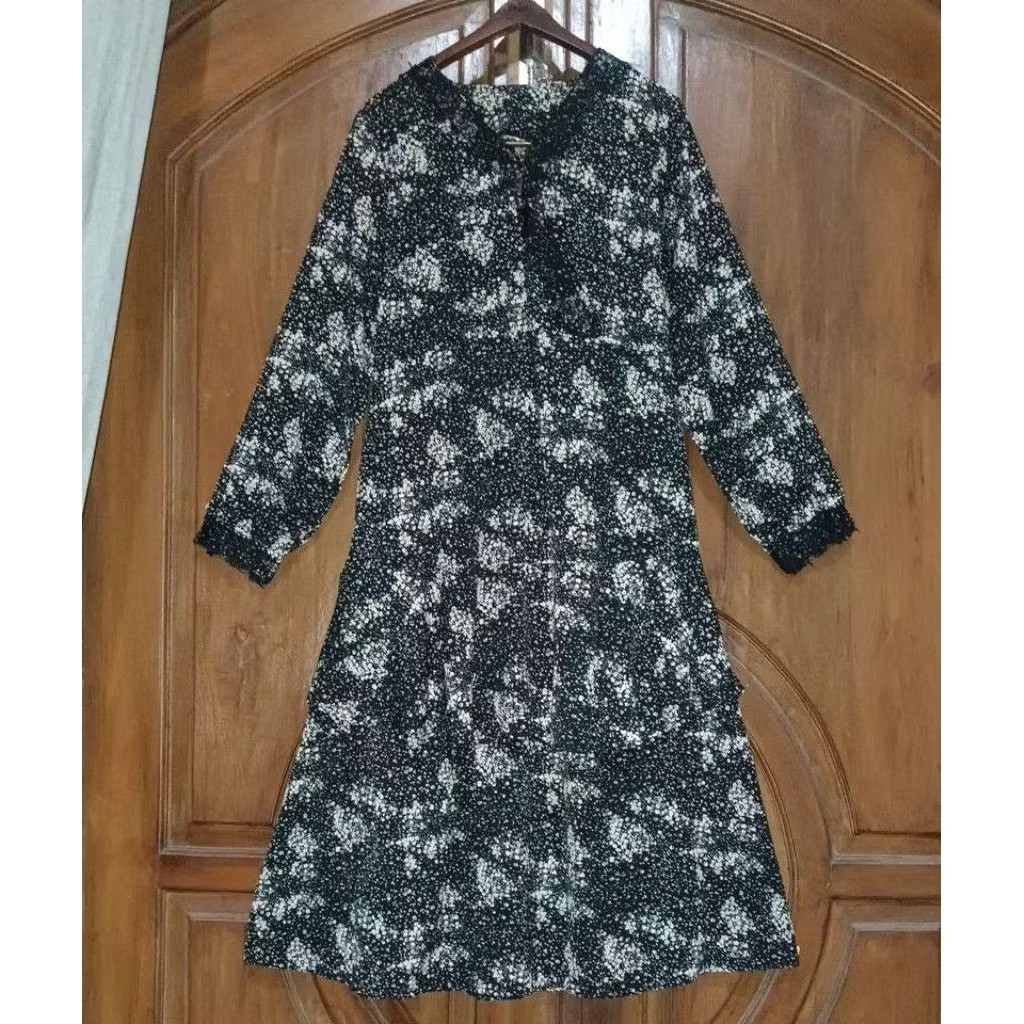 Women’s Black Ruffled Gamis Dress with Off-White Pattern