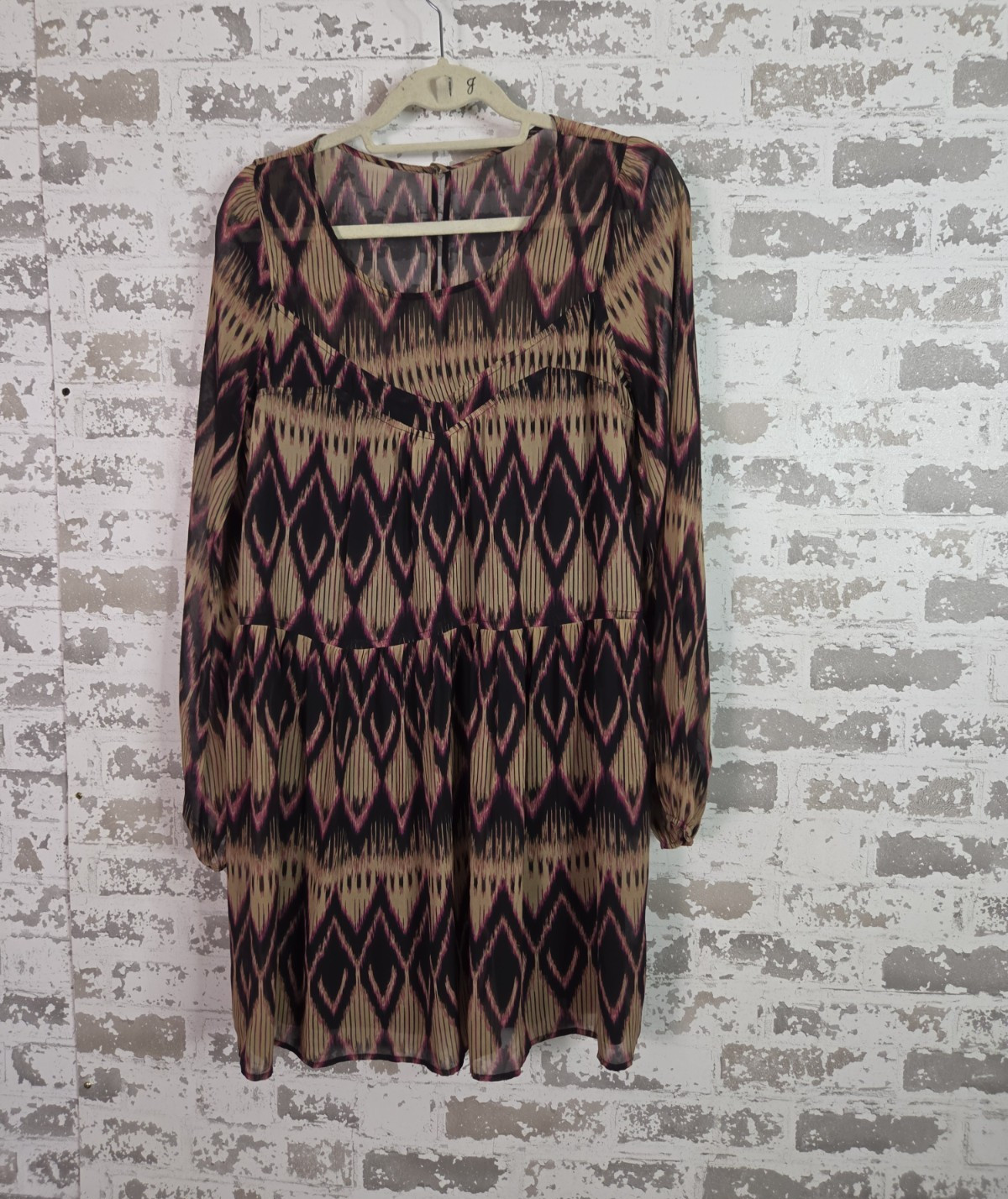 Express Geometric Chiffon Shift Dress Women’s Size S Black Beige Pink Ruffle