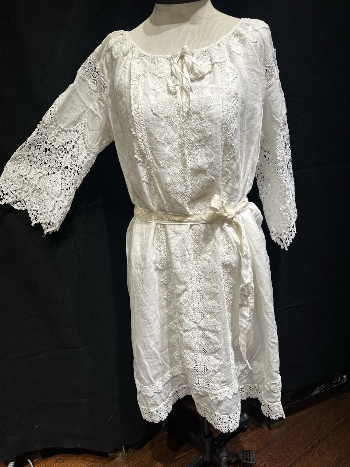 Johnny Was White Linen and Lace Peasant Dress S Knee-Length Tie 3/4 Bell