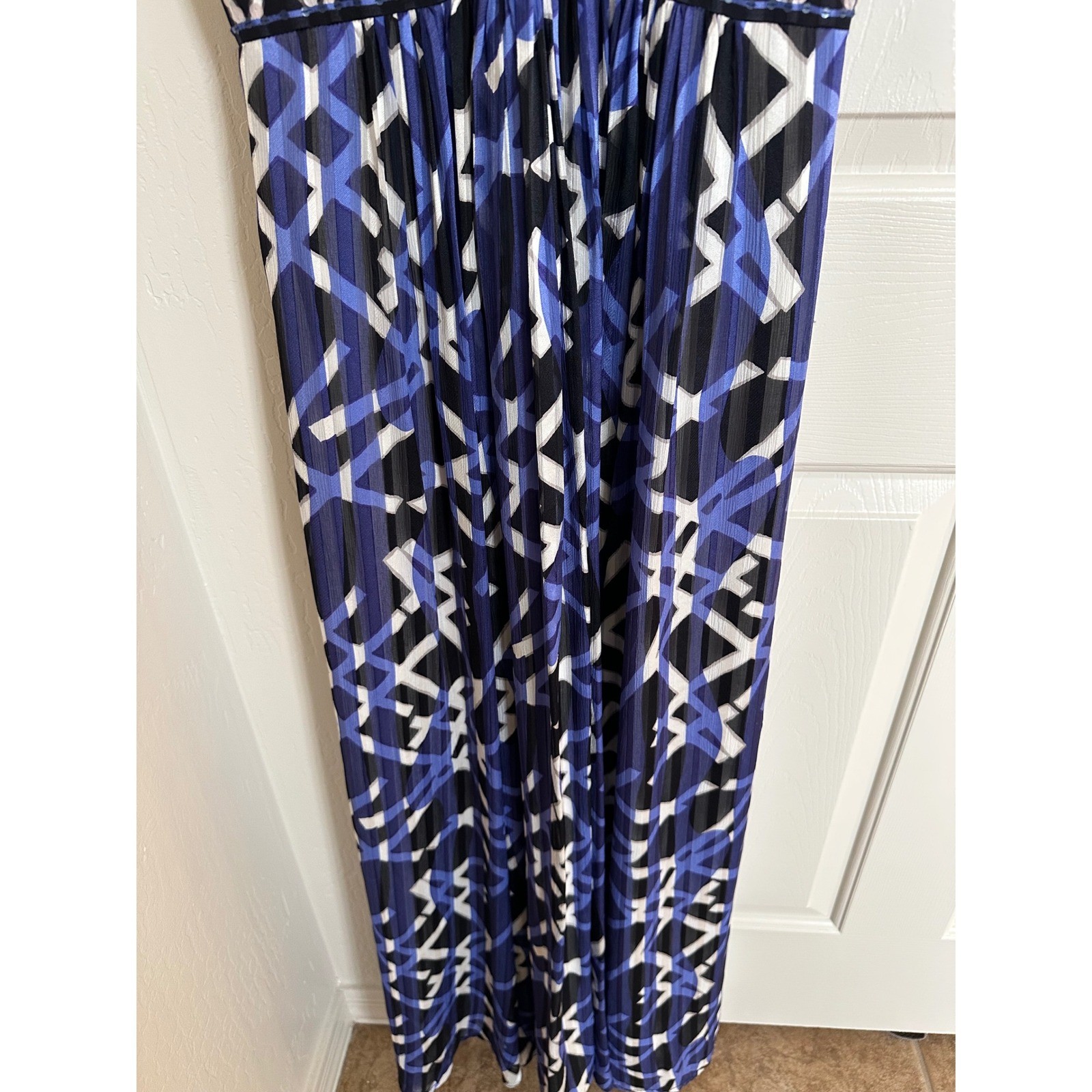 BCBGMAXAZRIA Silk Geometric Print V Neck Sleeveless Maxi Dress Blue White Black