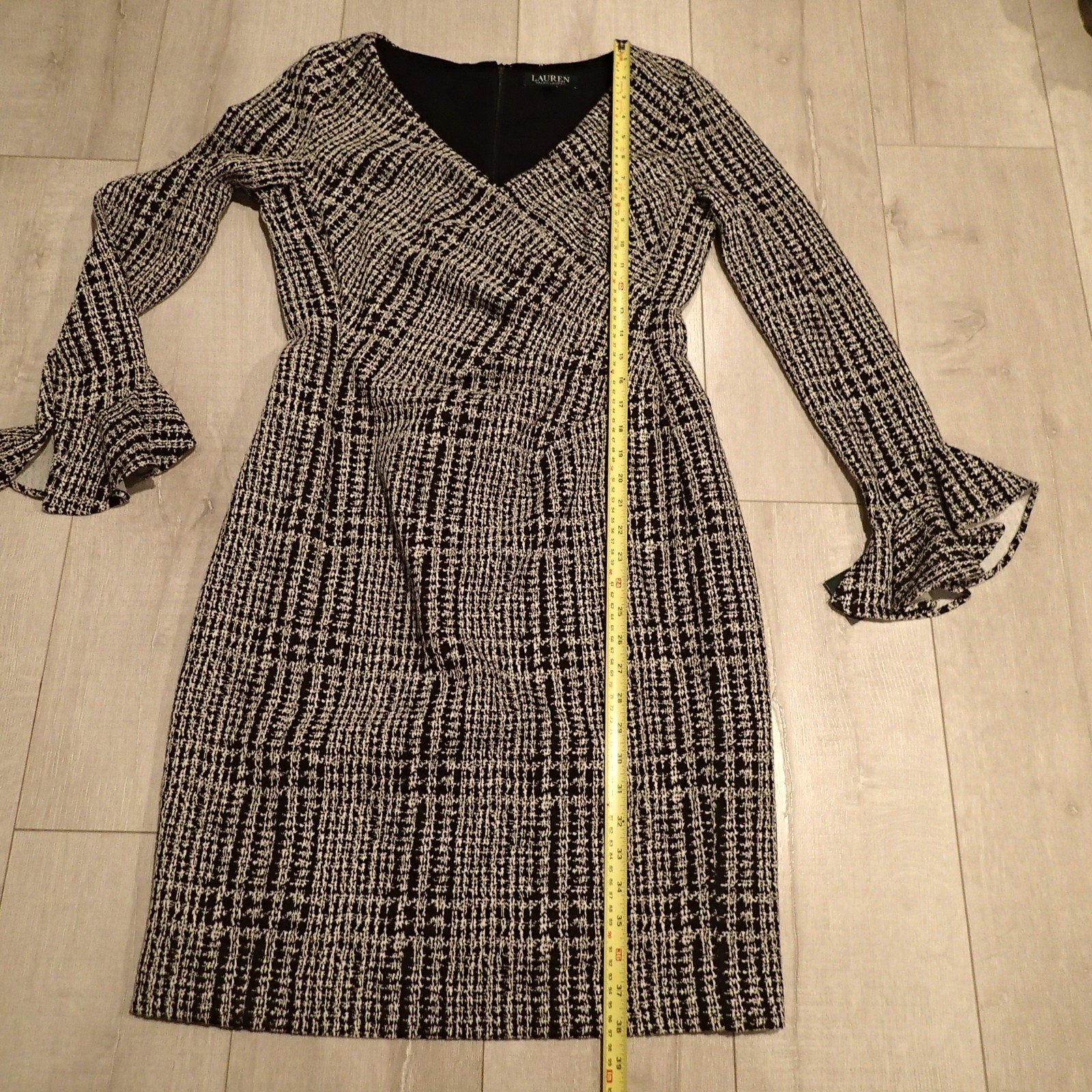RALPH LAUREN Black white Ruched Ruffled Cuff Plaid Long Sleeve VNeck Size 8