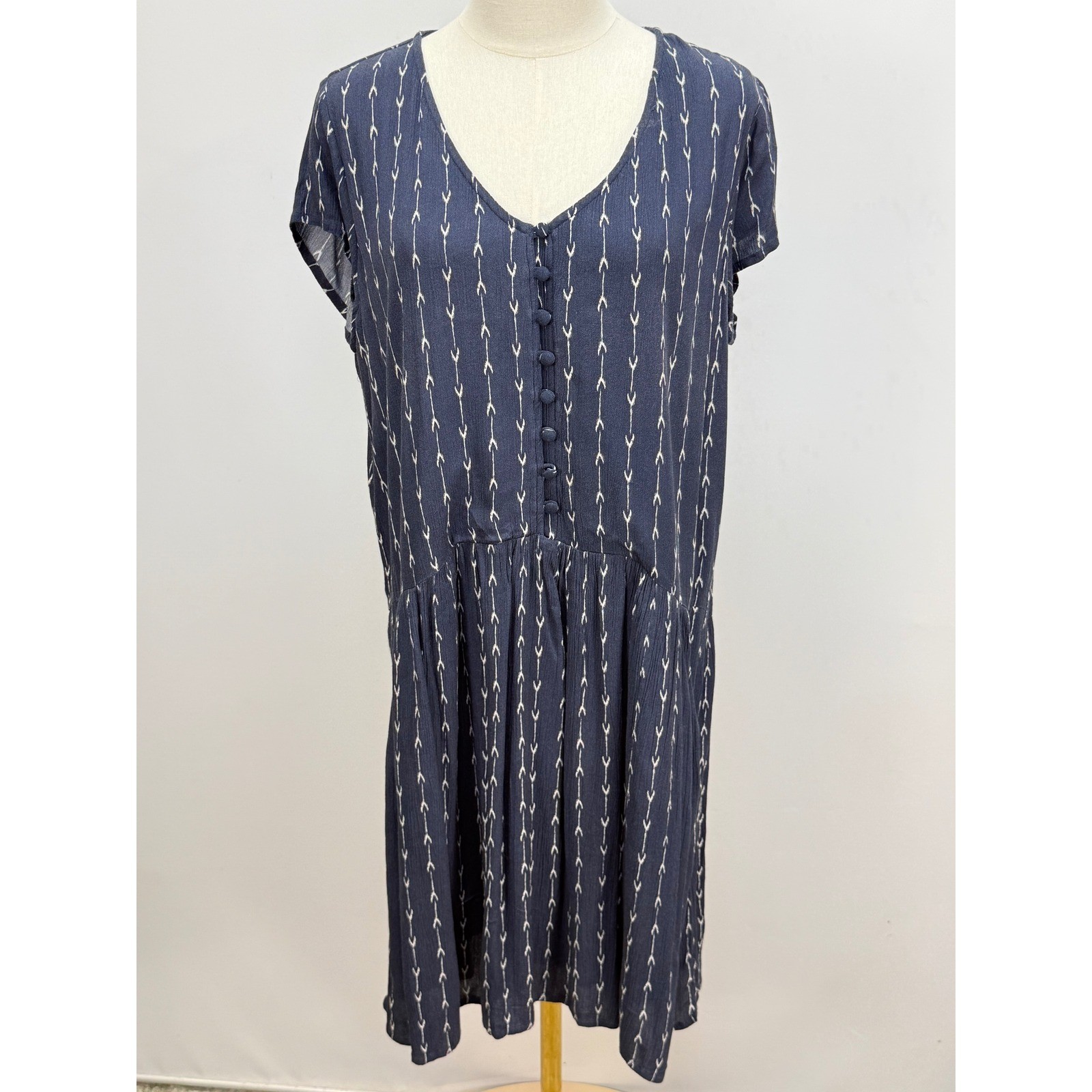 Garnet Hill Navy Blue Arrow Print Drop Waist Button Front V-Neck Midi Dress M