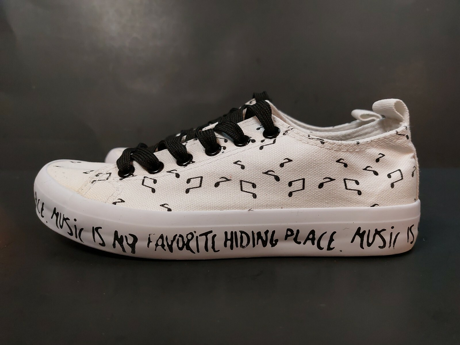 Hot Topic music note Shoes size 5 girls white black sneakers