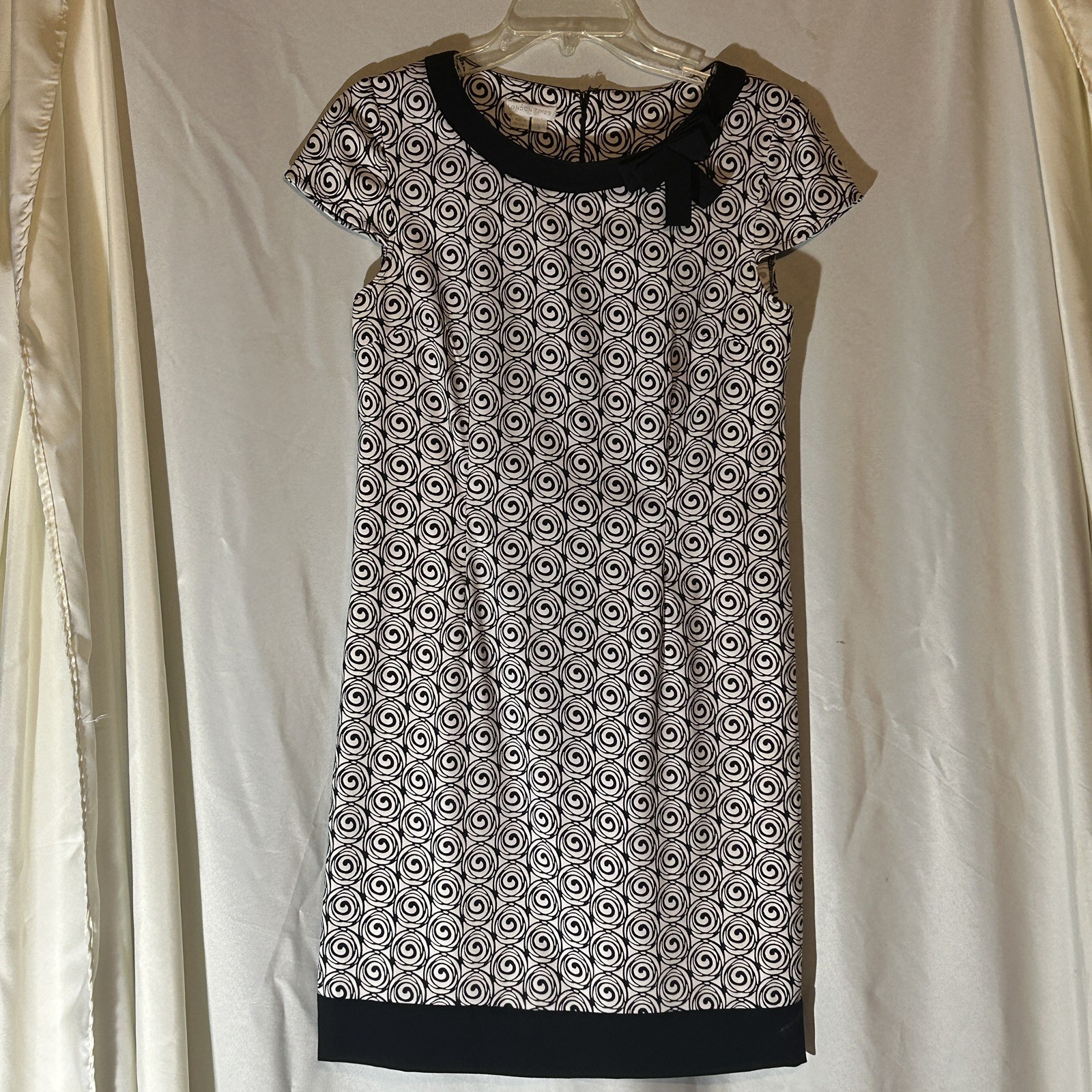 London Times Black & White Swirl Pattern Dress w Black Trim & Bow Detail Sz 6