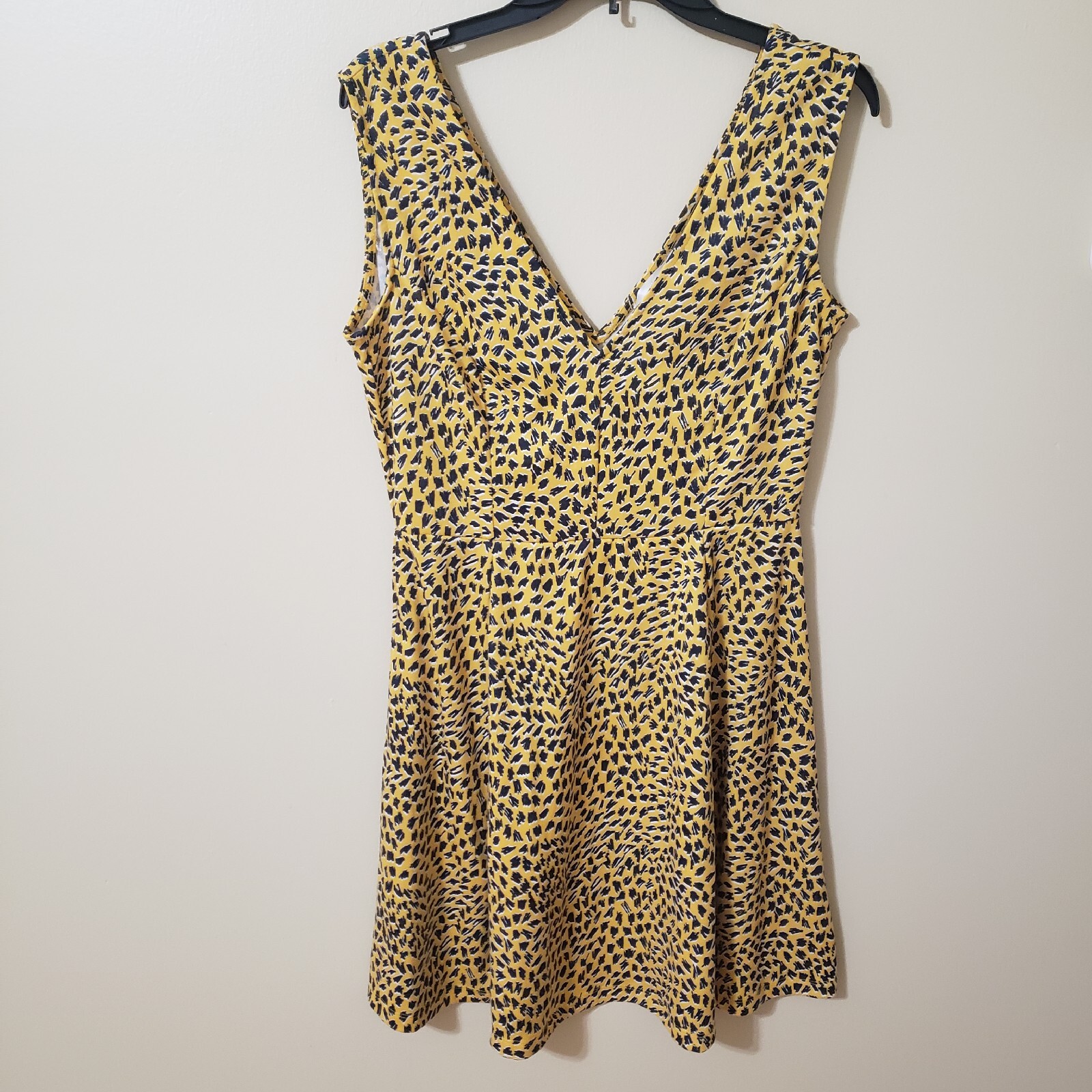 H&M Large V Neck Sundress Fit & Flare Yellow Black White Print Stretch Pullover