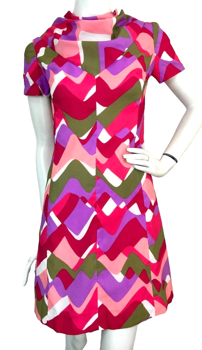 60s Graphic Mod Print Dress Size Small Pink Short Sleeve Clear Buttons Cowl-neck