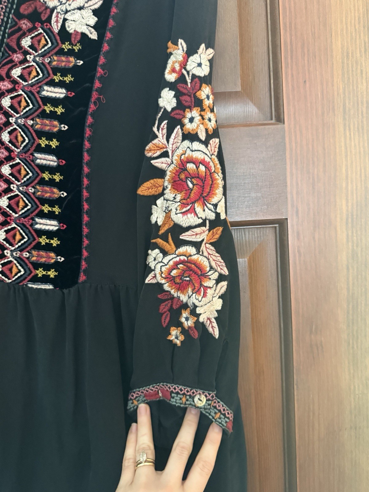 Johnny was Black Floral Embroidered V-Neck 3/4 Sleeve Knee Length Shift Dress M