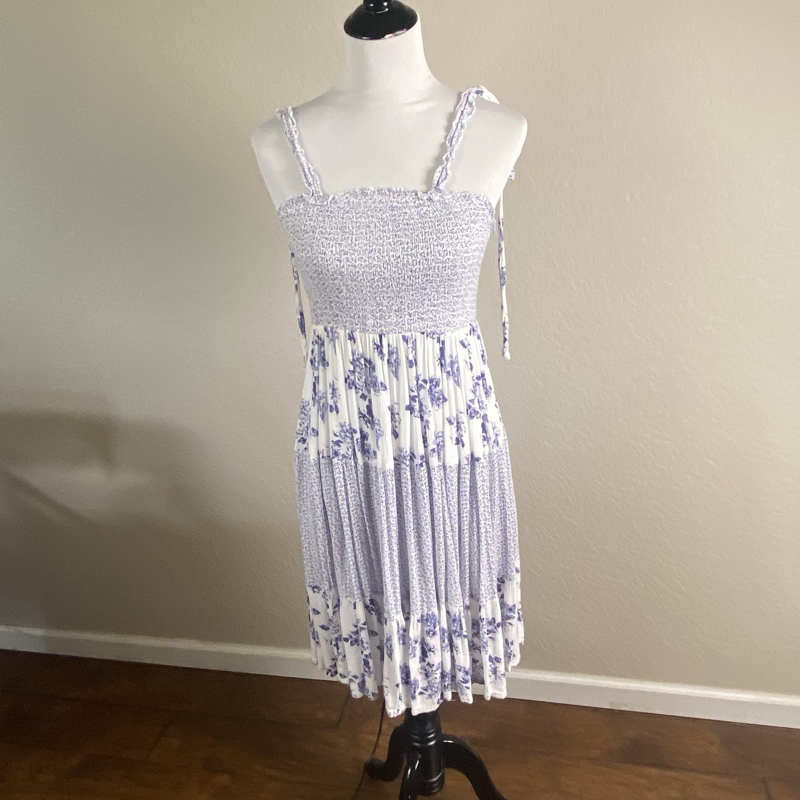 J Gee Blue Floral Tiered Smocked Boho Romantic Dress Size Medium