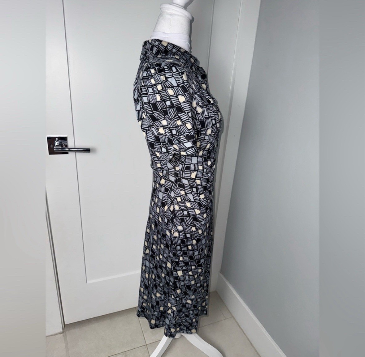 Diane von Furstenberg Silk Collared Printed Dress/Size 6