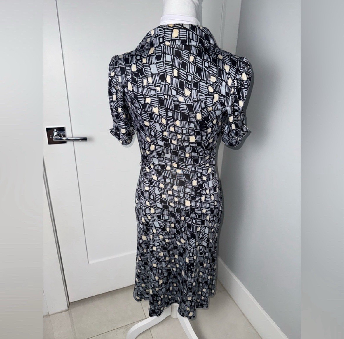 Diane von Furstenberg Silk Collared Printed Dress/Size 6