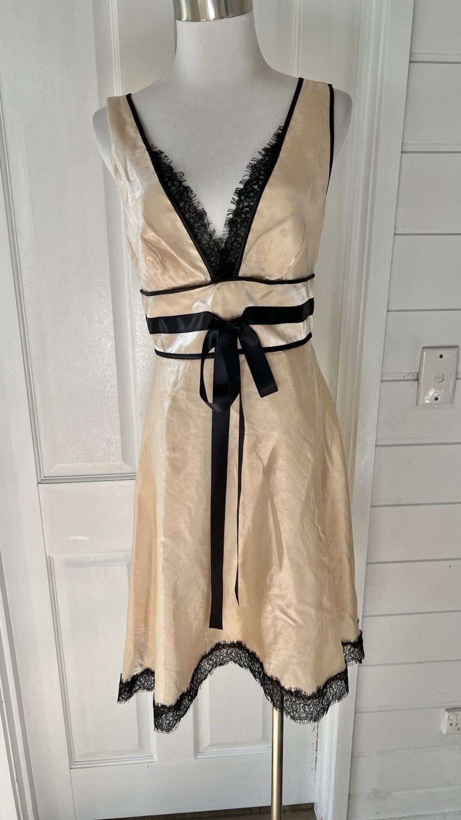 New REVIEW Vintage 90s Y2K Beige Satin A-line Sleeveless Party Prom Dress – 10