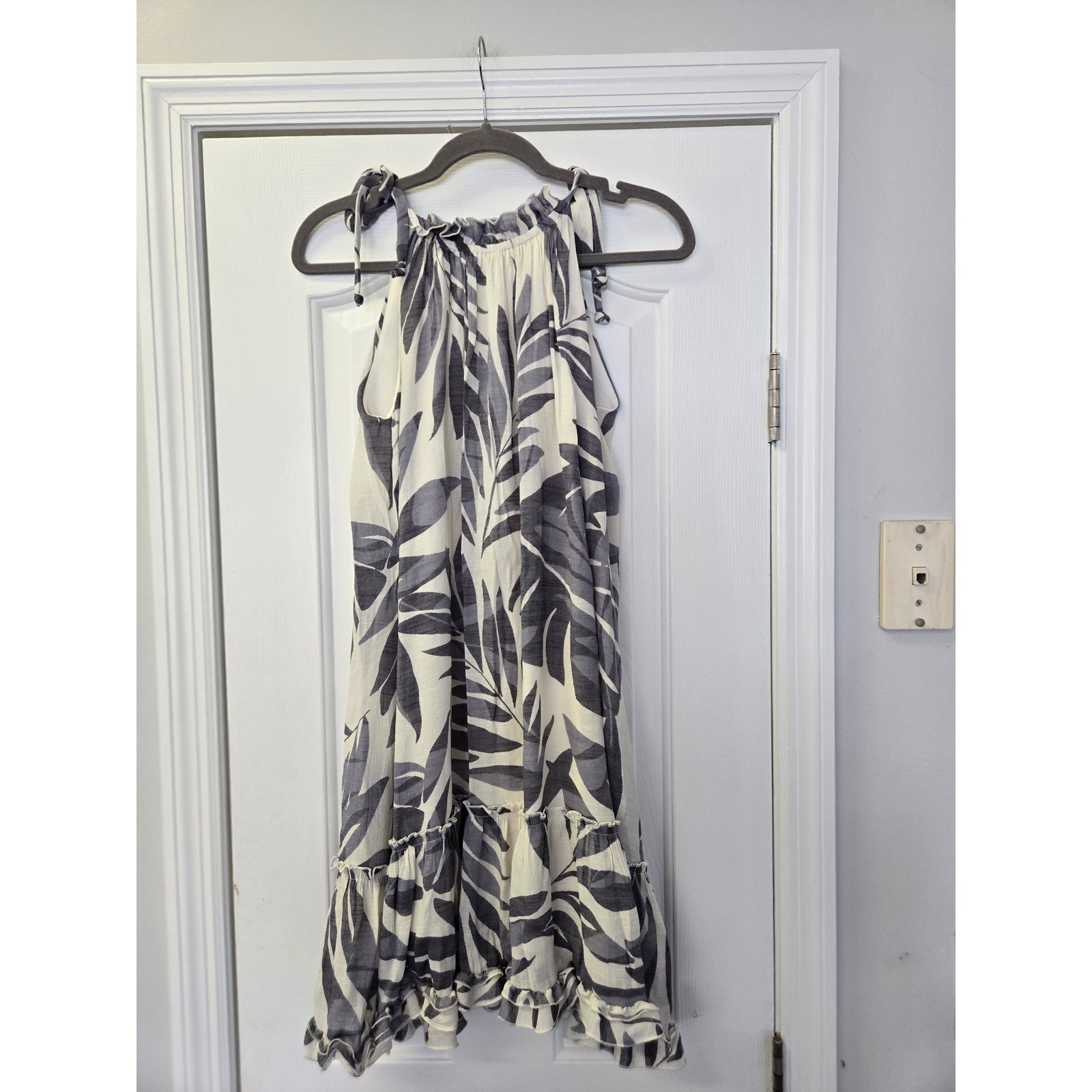 Robbie Bee Grey White Tropical Palm Leaf Tiered Ruffle Summer Dress Resortwear M