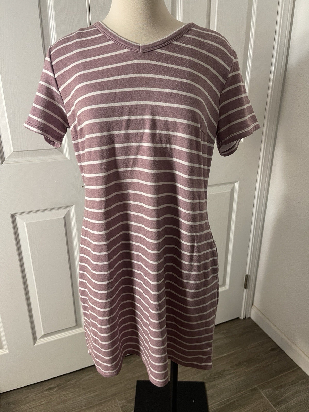 Large 32 Degrees Cool short-sleeve V-neck shift dress in a mauve pink and white