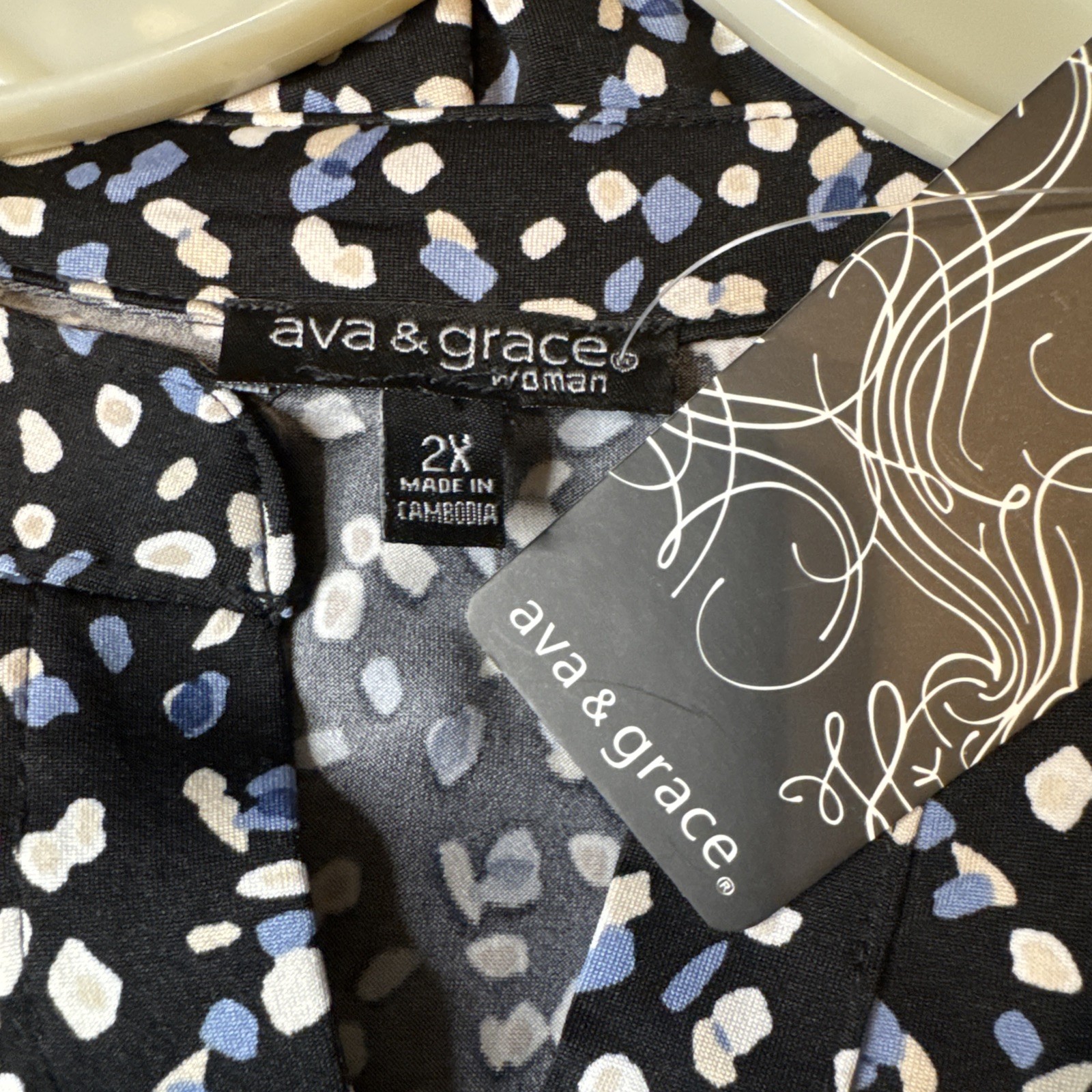 NWT- Ava & Grace Breast Pockets Silver Stud Accent Matching Buttons Button Down