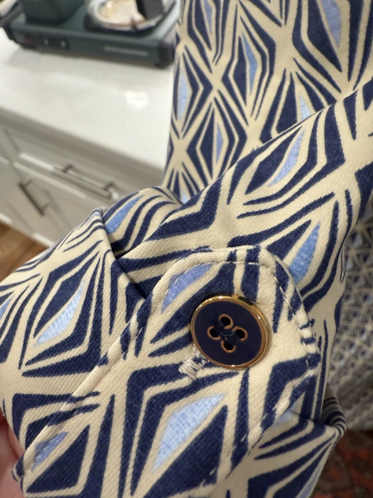 J. McGlaughlin Women’s M Blue Cream Pattern Dress Gold Blue Buttons Cuff Sleeve